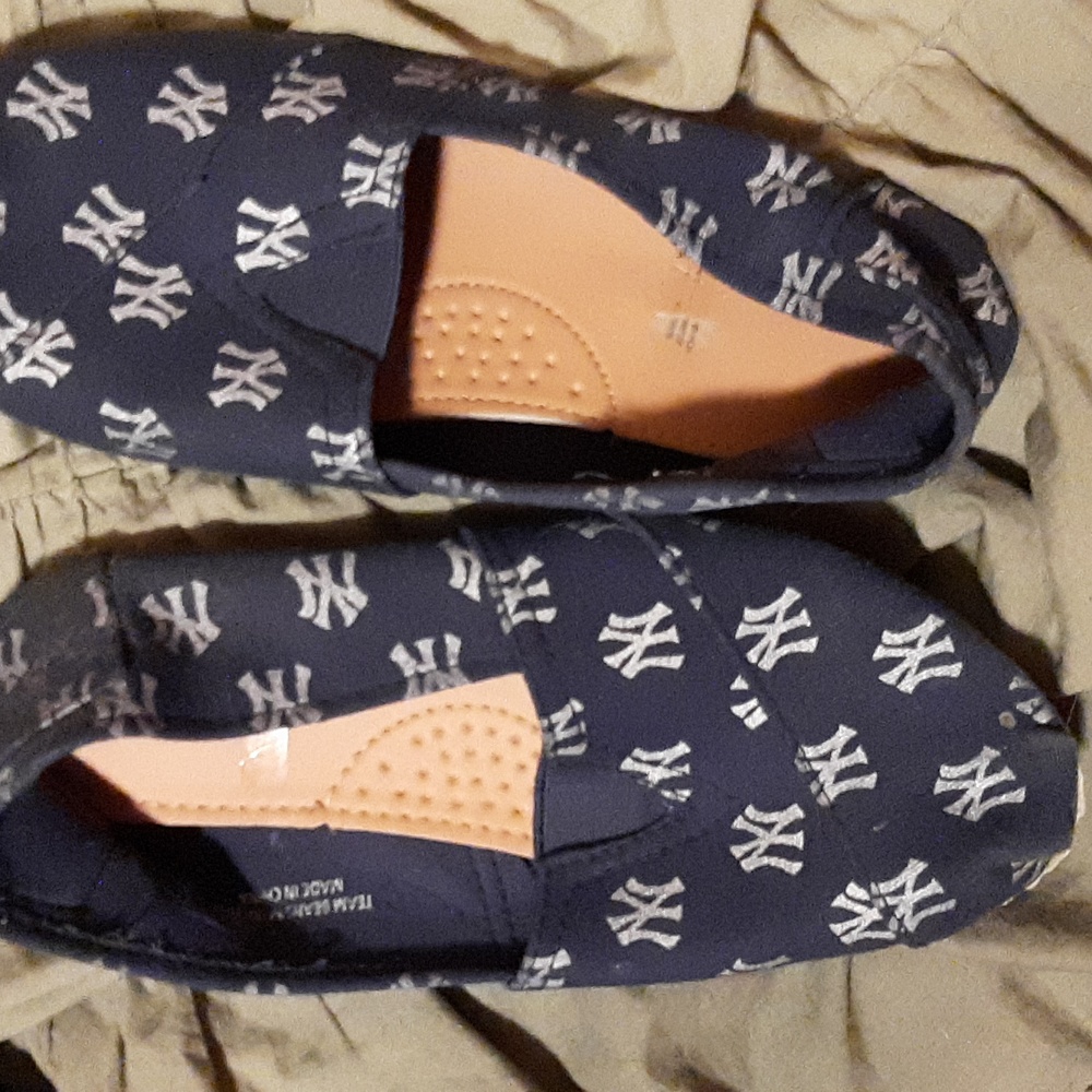 Ny yankee  MLB slip ons worn  twice in good shape